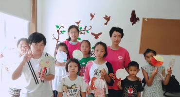 洋泾公益坊儿童读书会（第22期）—— 耐心制作的彩色小扇，像孩子们一样美